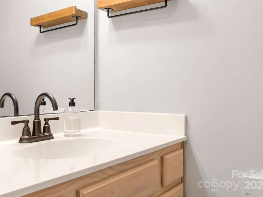 3906 Thomas Ridge Drive, Charlotte, NC 28269.  MLS# CAR4247727, YatesRealty ID 8629. 