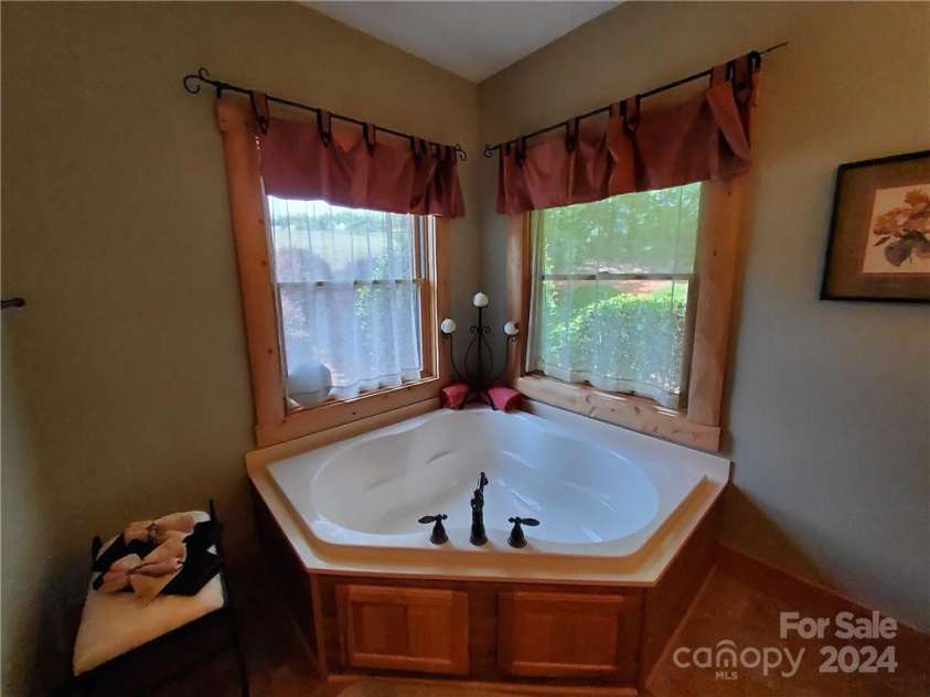 1795 NC Hwy 108 Highway, Columbus, NC 28722.  MLS# CAR3865742, YatesRealty ID 863. GARDEN TUB~