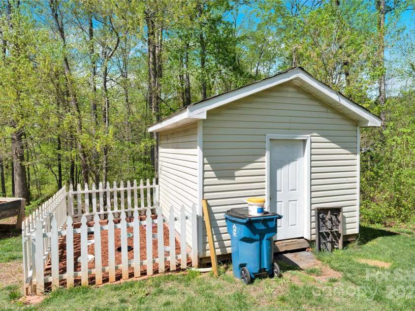 2315 Collins Drive, Albemarle, NC 28001.  MLS# CAR4245009, YatesRealty ID 8633. 