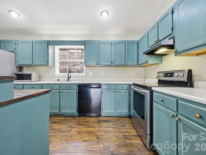 373 Fox Trace Drive, Sylva, NC 28779.  MLS# CAR4359782, YatesRealty ID 8633. 