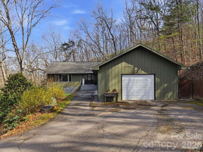 373 Fox Trace Drive, Sylva, NC 28779.  MLS# CAR4359782, YatesRealty ID 8633. 