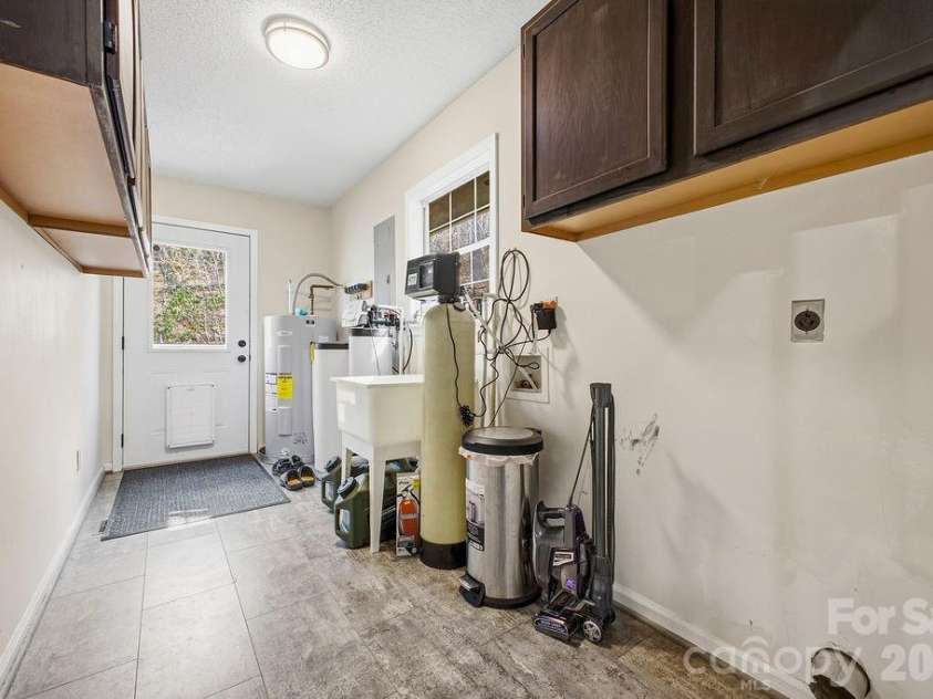 373 Fox Trace Drive, Sylva, NC 28779.  MLS# CAR4359782, YatesRealty ID 8633. Laundry Room