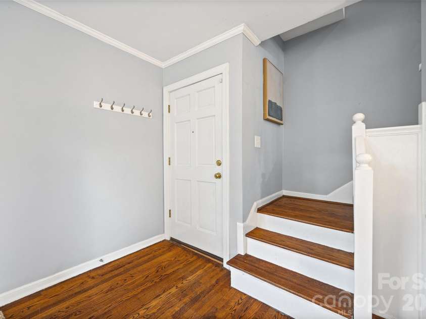 520 Wakefield Drive, Charlotte, NC 28209.  MLS# CAR4355165, YatesRealty ID 8638. 