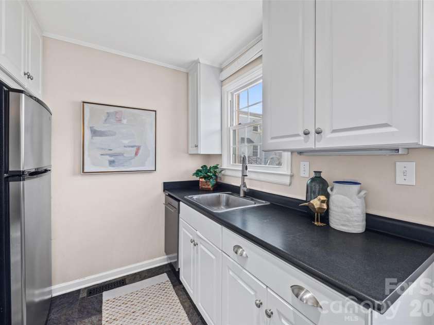 520 Wakefield Drive, Charlotte, NC 28209.  MLS# CAR4355165, YatesRealty ID 8638. 