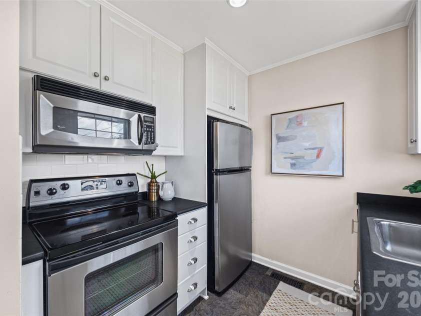 520 Wakefield Drive, Charlotte, NC 28209.  MLS# CAR4355165, YatesRealty ID 8638. 