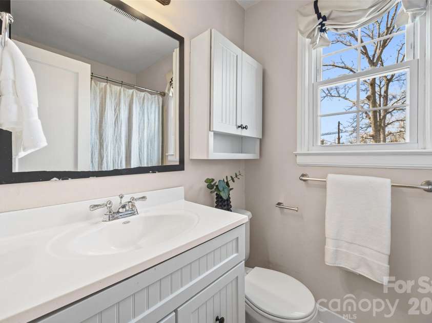 520 Wakefield Drive, Charlotte, NC 28209.  MLS# CAR4355165, YatesRealty ID 8638. 