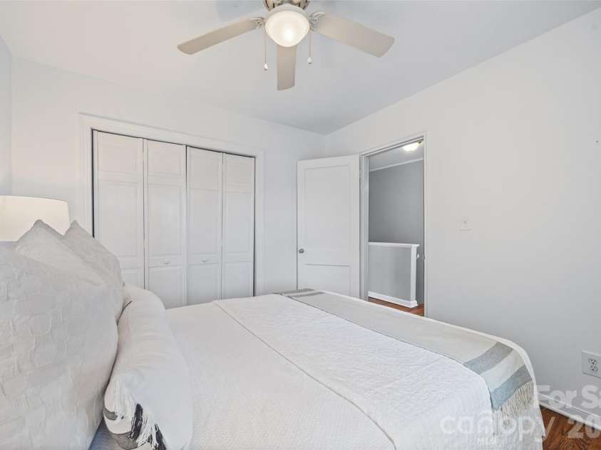 520 Wakefield Drive, Charlotte, NC 28209.  MLS# CAR4355165, YatesRealty ID 8638. 