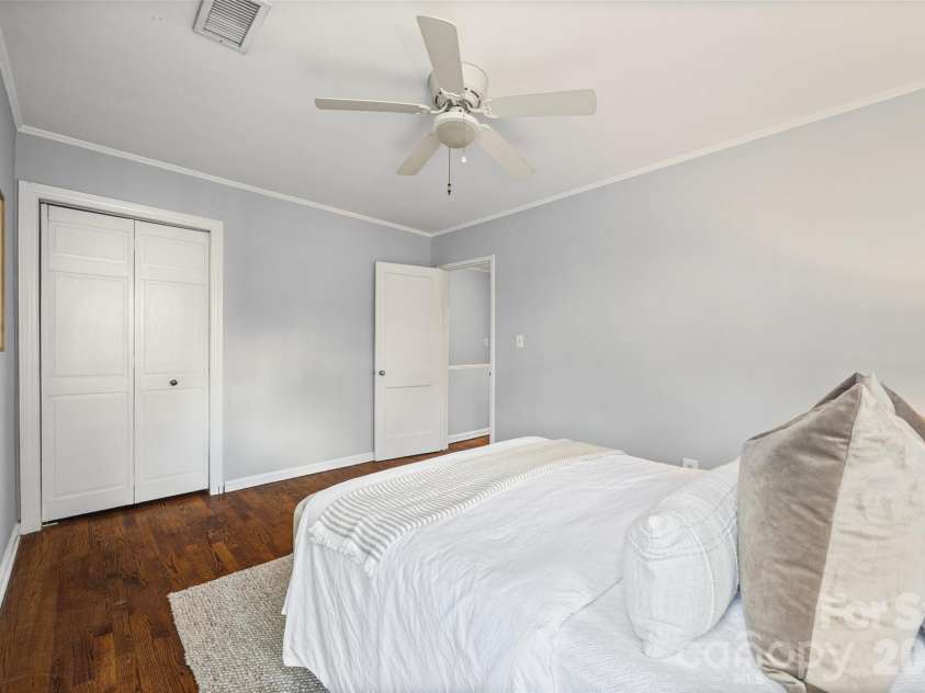 520 Wakefield Drive, Charlotte, NC 28209.  MLS# CAR4355165, YatesRealty ID 8638. 