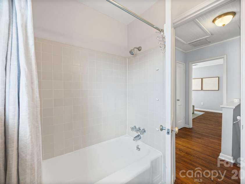 520 Wakefield Drive, Charlotte, NC 28209.  MLS# CAR4355165, YatesRealty ID 8638. 