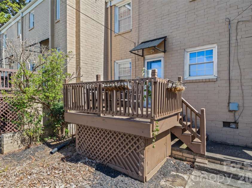 520 Wakefield Drive, Charlotte, NC 28209.  MLS# CAR4355165, YatesRealty ID 8638. 