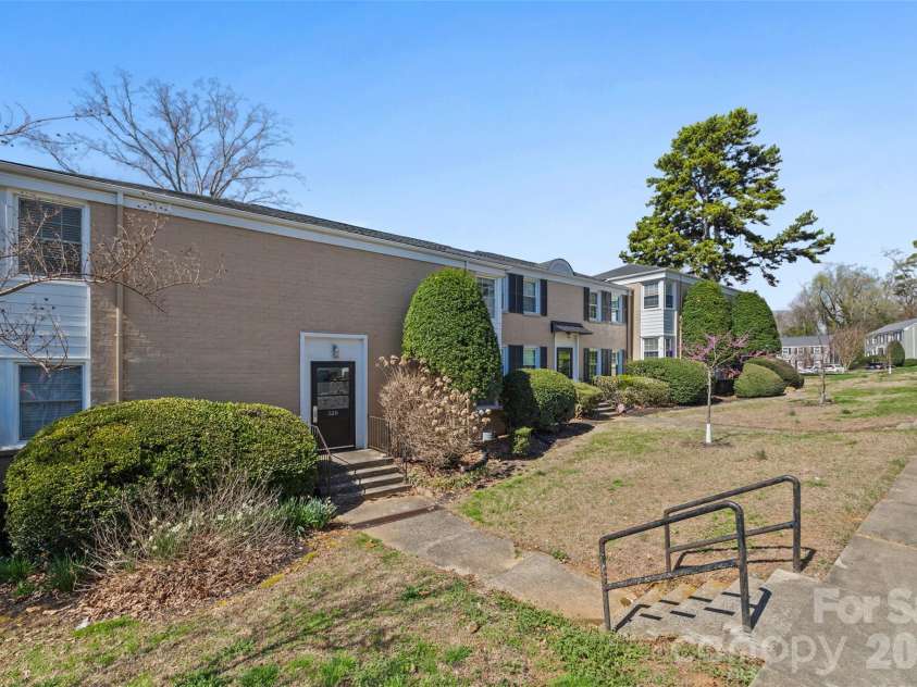 520 Wakefield Drive, Charlotte, NC 28209.  MLS# CAR4355165, YatesRealty ID 8638. 
