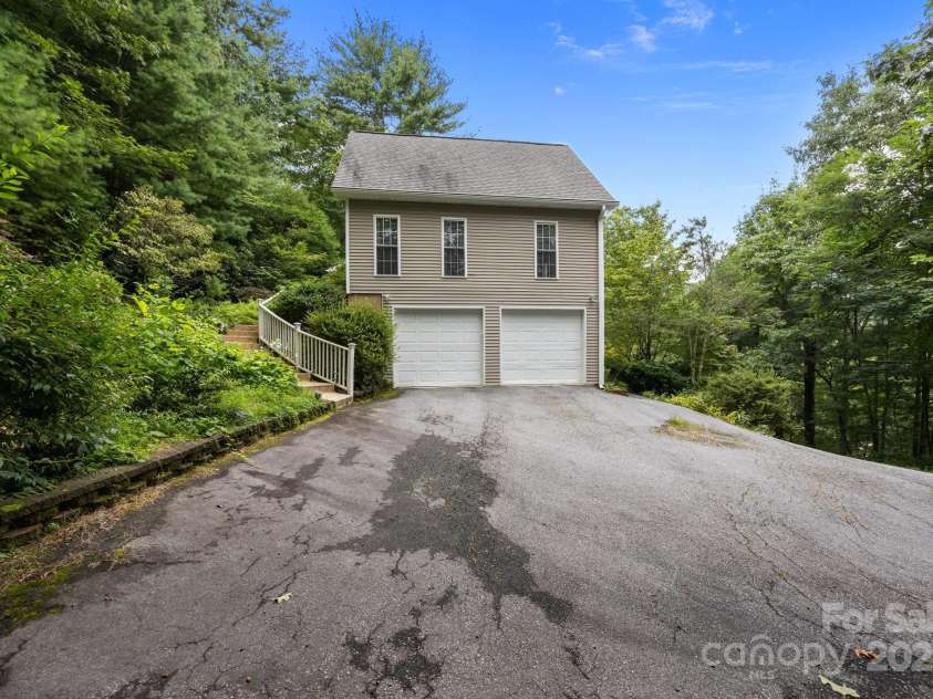 42 Surrey Run, Asheville, NC 28803.  MLS# CAR4285400, YatesRealty ID 864. 