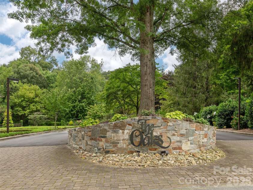 601 Red Oak Drive, Hendersonville, NC 28791.  MLS# CAR4364852, YatesRealty ID 8640. 