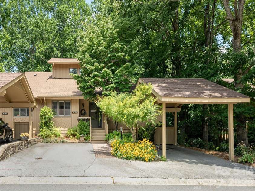 601 Red Oak Drive, Hendersonville, NC 28791.  MLS# CAR4364852, YatesRealty ID 8640. 