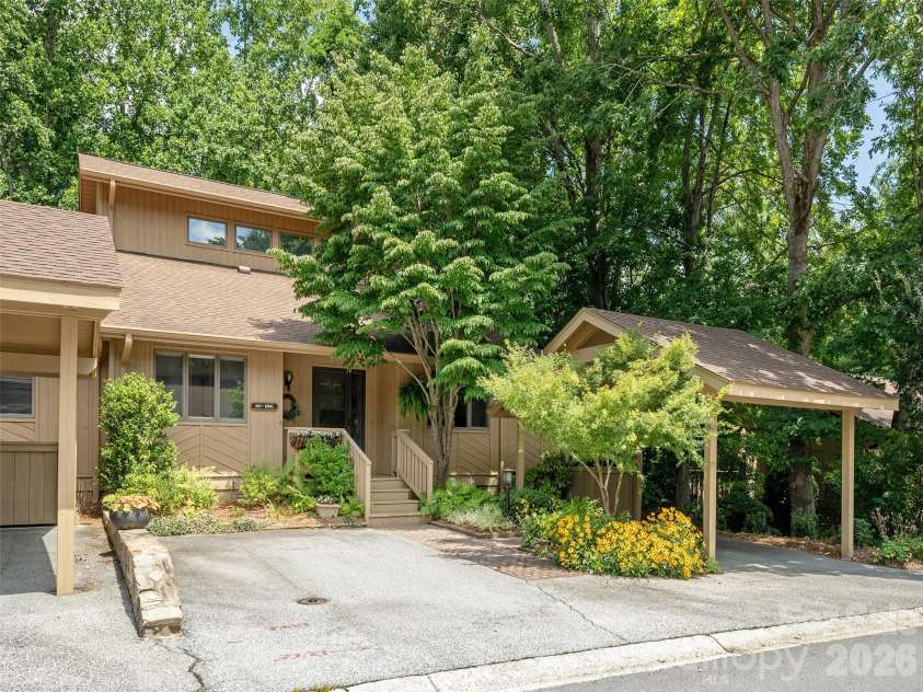 601 Red Oak Drive, Hendersonville, NC 28791.  MLS# CAR4364852, YatesRealty ID 8640. 