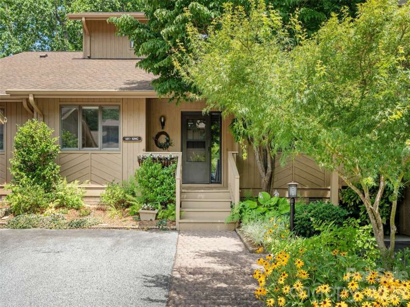 601 Red Oak Drive, Hendersonville, NC 28791.  MLS# CAR4364852, YatesRealty ID 8640. Exterior Front