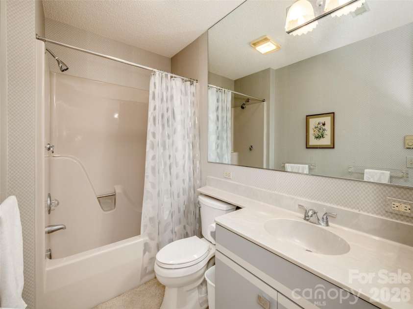 601 Red Oak Drive, Hendersonville, NC 28791.  MLS# CAR4364852, YatesRealty ID 8640. Full Bath