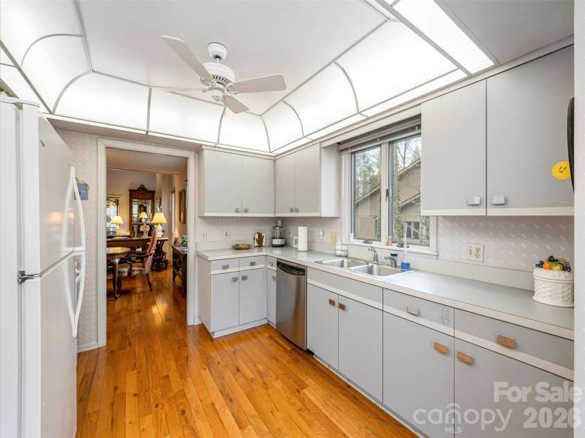 601 Red Oak Drive, Hendersonville, NC 28791.  MLS# CAR4364852, YatesRealty ID 8640. Kitchen