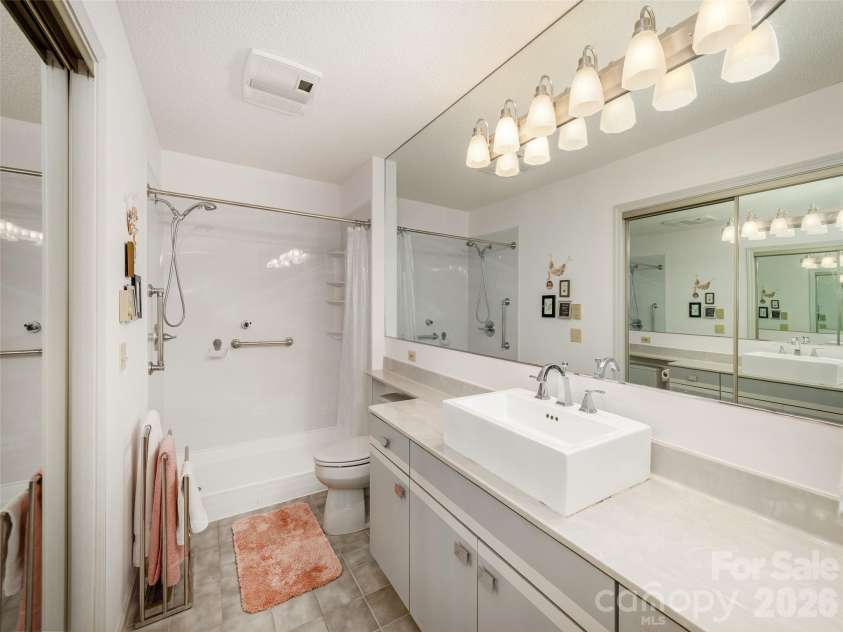 601 Red Oak Drive, Hendersonville, NC 28791.  MLS# CAR4364852, YatesRealty ID 8640. Primary Bath