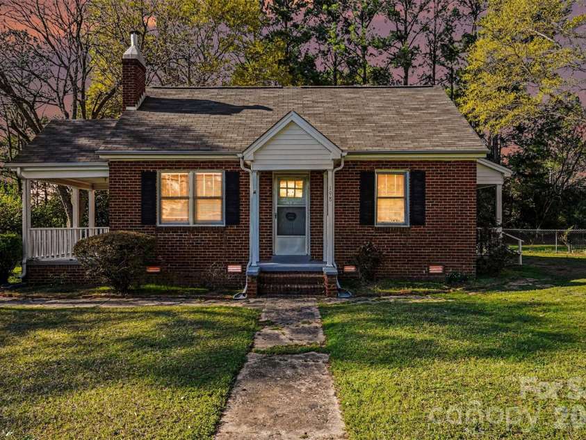198 Glenwood Drive, Rock Hill, SC 29732.  MLS# CAR4358190, YatesRealty ID 8641. 
