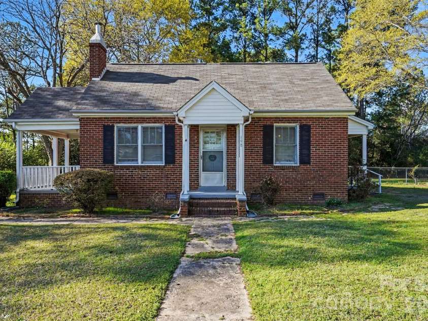 198 Glenwood Drive, Rock Hill, SC 29732.  MLS# CAR4358190, YatesRealty ID 8641. 