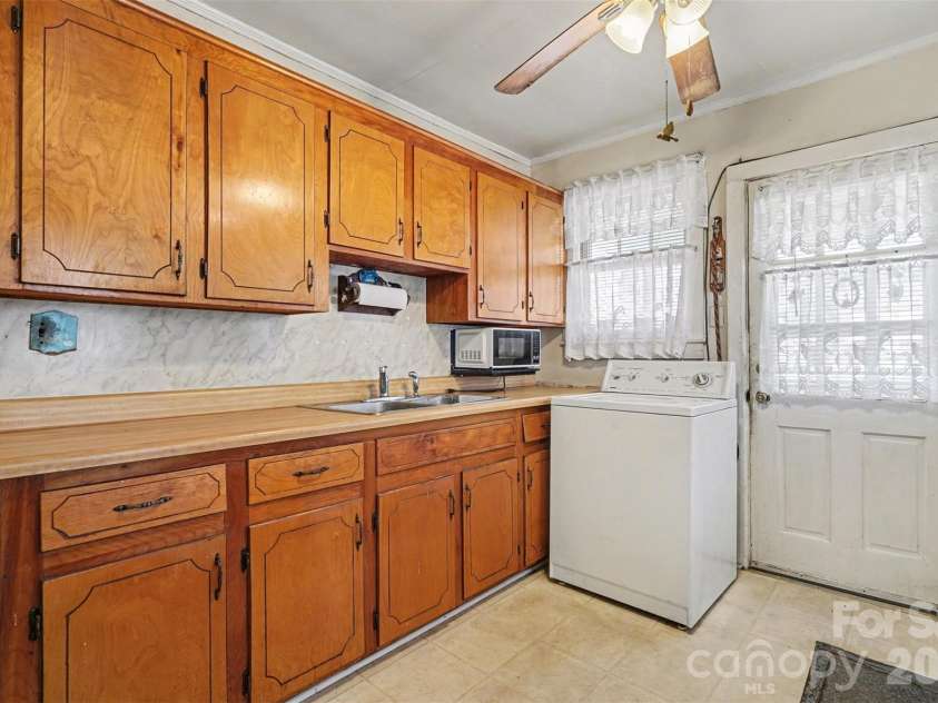198 Glenwood Drive, Rock Hill, SC 29732.  MLS# CAR4358190, YatesRealty ID 8641. 