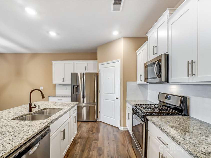 123 Neill Estate Lane, Mooresville, NC 28117.  MLS# CAR4213802, YatesRealty ID 8642. Gourmet Kitchen