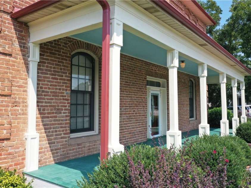 318 Camden Road, Wadesboro, NC 28170.  MLS# CAR3904497, YatesRealty ID 865. BRICK CORNERS HAVE BEAUTIFUL CORNS & HANDSOME METAL ROOF WITH MATCHING GUTTERS.CLOSE UP OF THESE BEAUTIFUL INSULATED WINDOWS