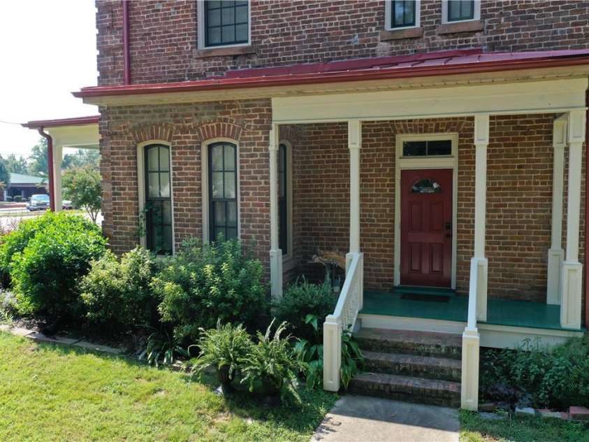 318 Camden Road, Wadesboro, NC 28170.  MLS# CAR3904497, YatesRealty ID 865. SIDE ENTRANCE REAL CLOSE TO THE DRIVEWAY GOES IN TO THE SMALL HALLWAY BETWEEN THE MAIN FLOOR BEDROOM AND THE LIVING ROOM.