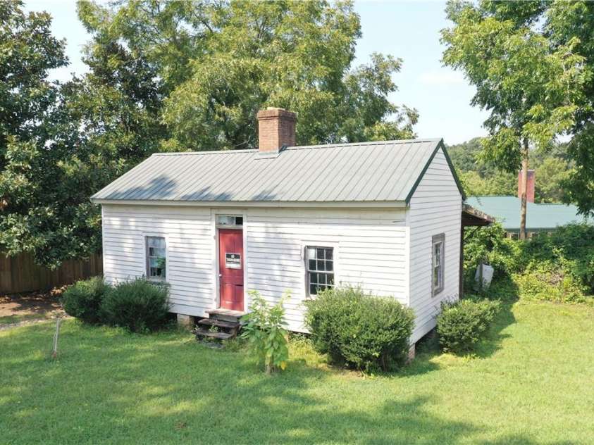 318 Camden Road, Wadesboro, NC 28170.  MLS# CAR3904497, YatesRealty ID 865. THIS IS A SMALL COTTAGE THAT IS AT THE BACK CORNER.  THEY ARE LEAVING THIS FOR YOU TO RENOVATE IF YOU HAVE A HOBBY OR EVEN NEED AN OFFICE.
