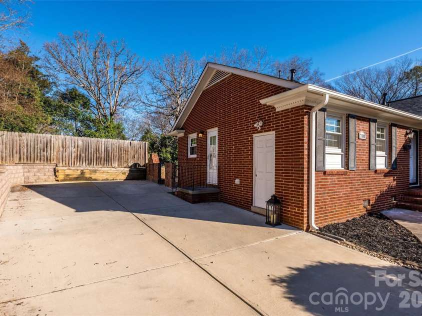 7117 Woodstream Drive, Charlotte, NC 28210.  MLS# CAR4355074, YatesRealty ID 8658. 