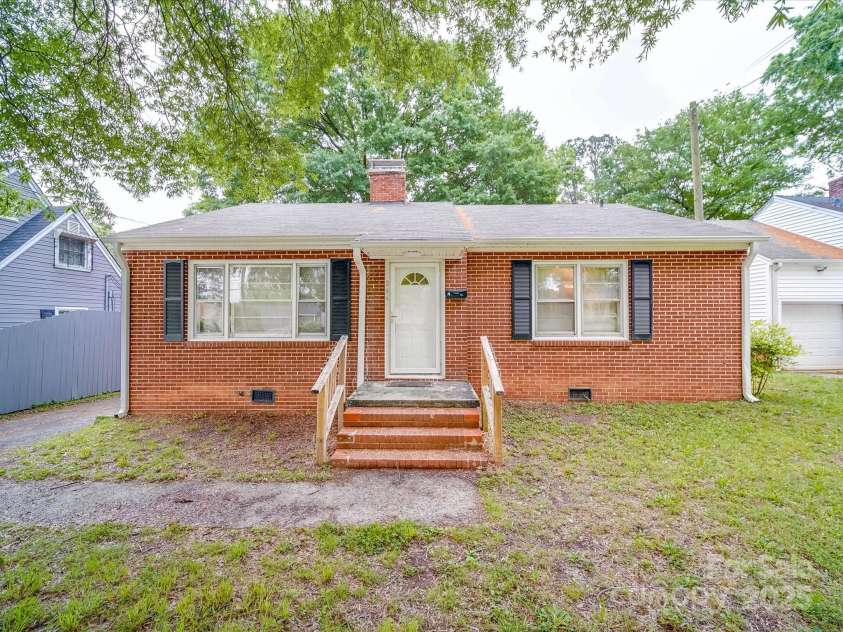 204 Oakdale Street, Gastonia, NC 28054.  MLS# CAR4251999, YatesRealty ID 8659. 