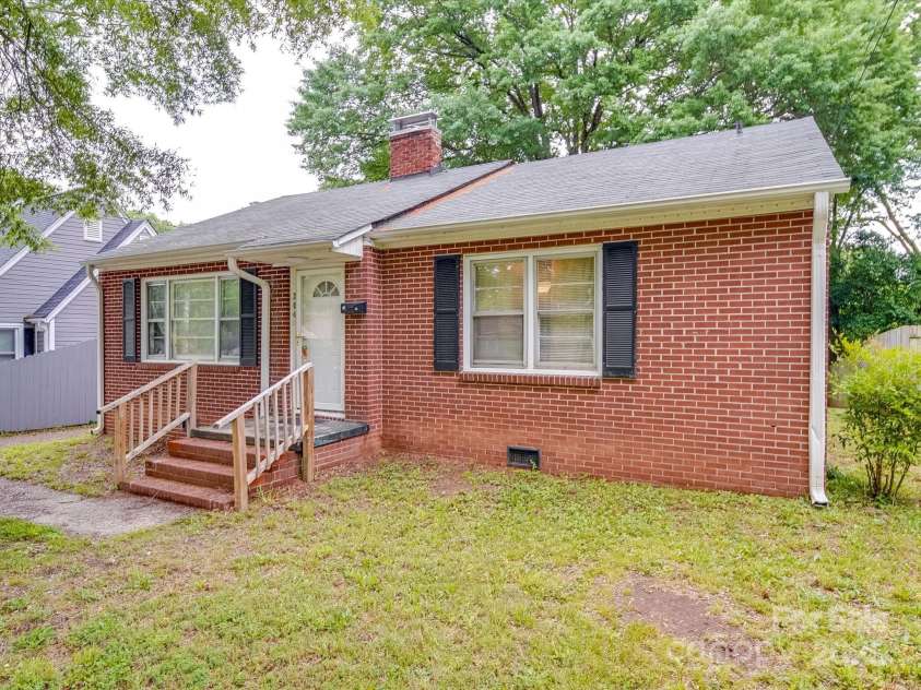 204 Oakdale Street, Gastonia, NC 28054.  MLS# CAR4251999, YatesRealty ID 8659. 
