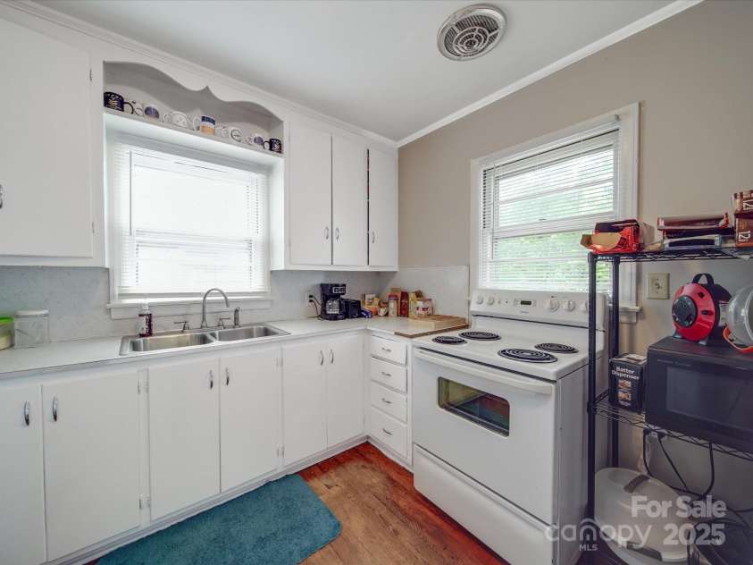 204 Oakdale Street, Gastonia, NC 28054.  MLS# CAR4251999, YatesRealty ID 8659. 