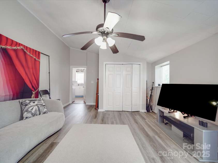 204 Oakdale Street, Gastonia, NC 28054.  MLS# CAR4251999, YatesRealty ID 8659. 