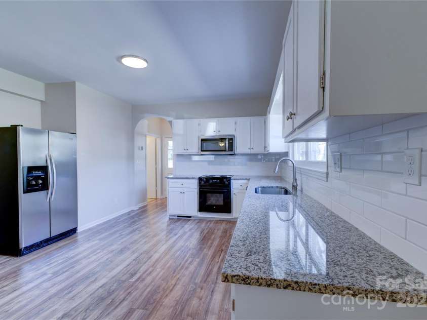 5909 Maple Street, Charlotte, NC 28269.  MLS# CAR4314238, YatesRealty ID 8661. Kitchen Granite Countertops