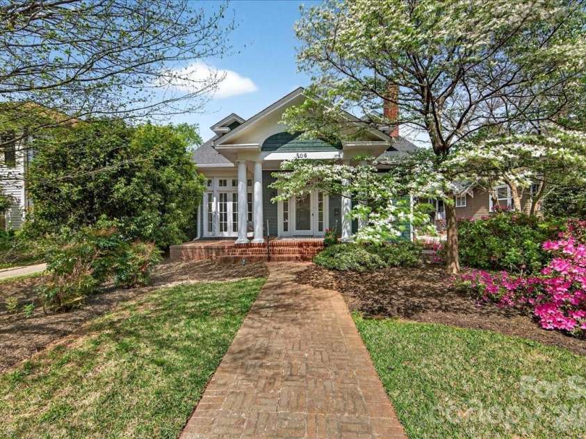 506 Hermitage Court, Charlotte, NC 28207.  MLS# CAR4357309, YatesRealty ID 8668. 