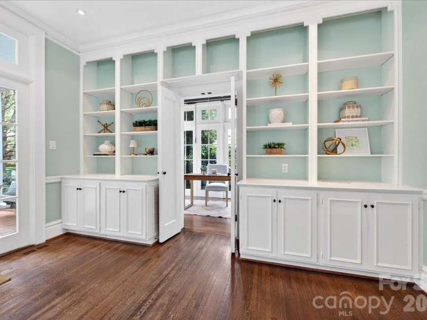 506 Hermitage Court, Charlotte, NC 28207.  MLS# CAR4357309, YatesRealty ID 8668. 