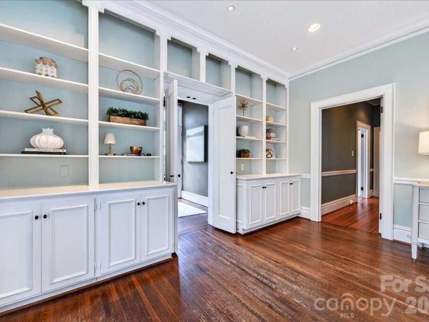 506 Hermitage Court, Charlotte, NC 28207.  MLS# CAR4357309, YatesRealty ID 8668. 
