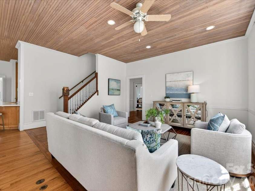 506 Hermitage Court, Charlotte, NC 28207.  MLS# CAR4357309, YatesRealty ID 8668. 