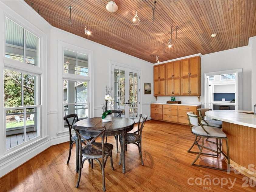 506 Hermitage Court, Charlotte, NC 28207.  MLS# CAR4357309, YatesRealty ID 8668. 