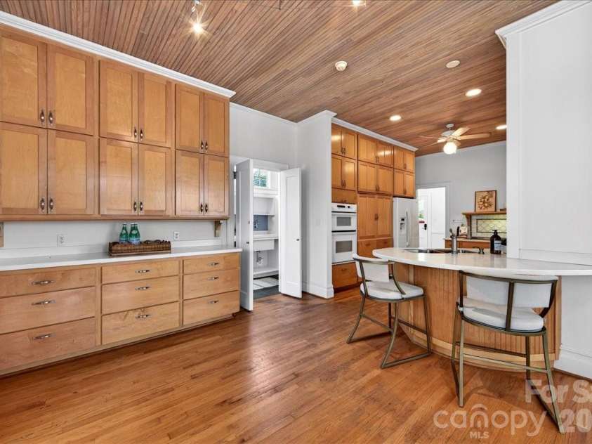 506 Hermitage Court, Charlotte, NC 28207.  MLS# CAR4357309, YatesRealty ID 8668. 