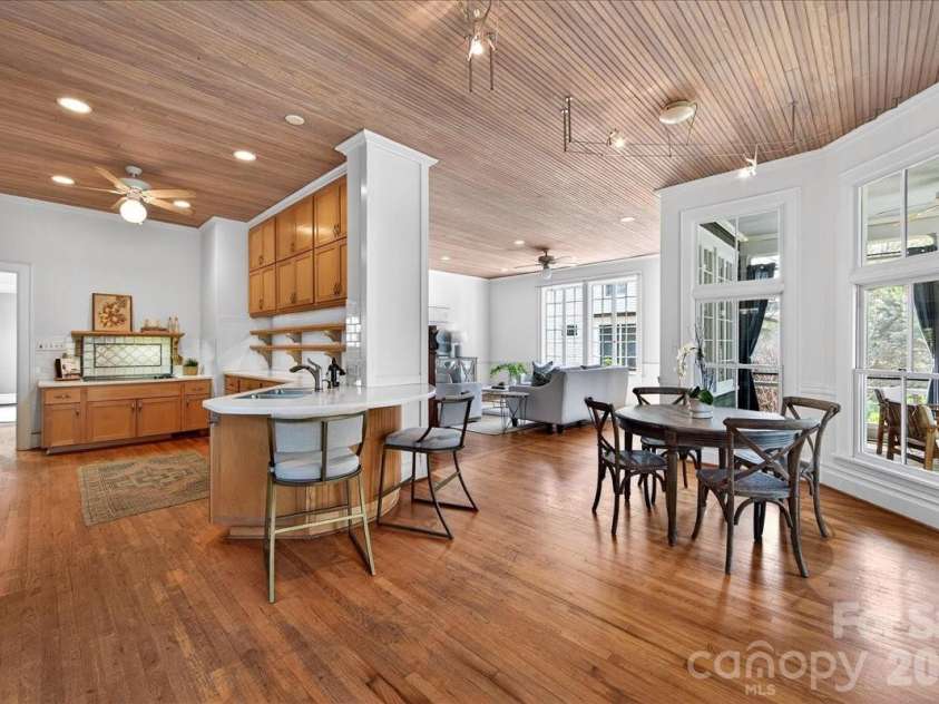 506 Hermitage Court, Charlotte, NC 28207.  MLS# CAR4357309, YatesRealty ID 8668. 