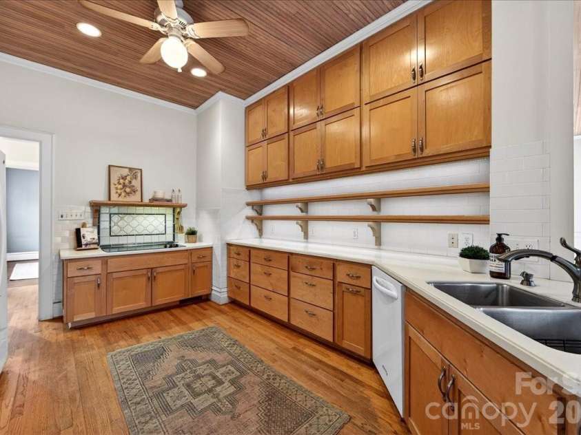 506 Hermitage Court, Charlotte, NC 28207.  MLS# CAR4357309, YatesRealty ID 8668. 