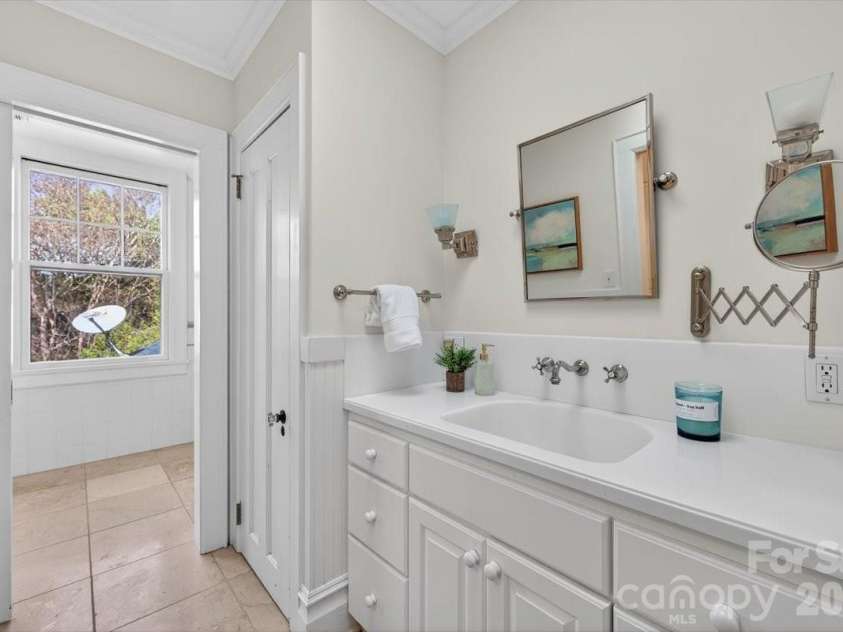 506 Hermitage Court, Charlotte, NC 28207.  MLS# CAR4357309, YatesRealty ID 8668. 