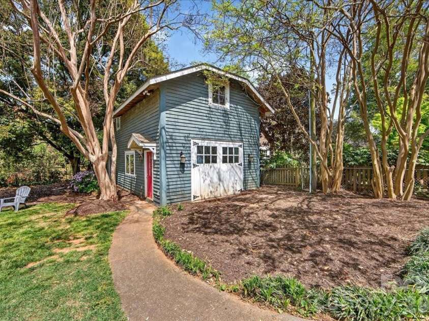 506 Hermitage Court, Charlotte, NC 28207.  MLS# CAR4357309, YatesRealty ID 8668. 