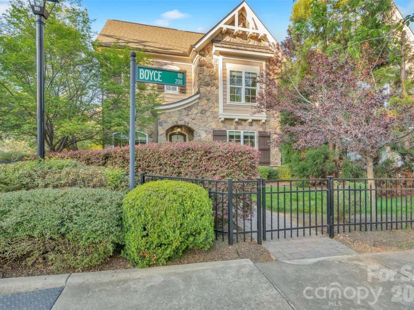 131 Boyce Road, Charlotte, NC 28211.  MLS# CAR4313027, YatesRealty ID 8671. 