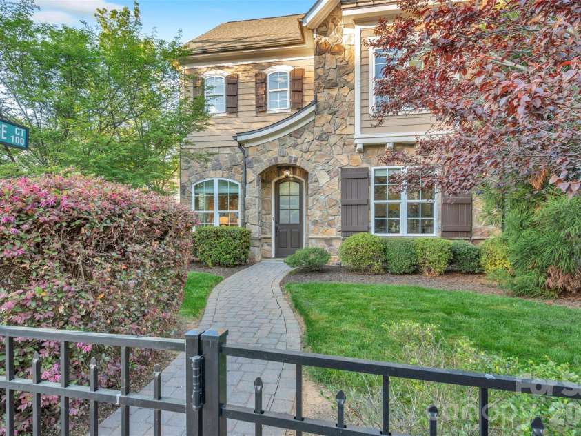 131 Boyce Road, Charlotte, NC 28211.  MLS# CAR4313027, YatesRealty ID 8671. 