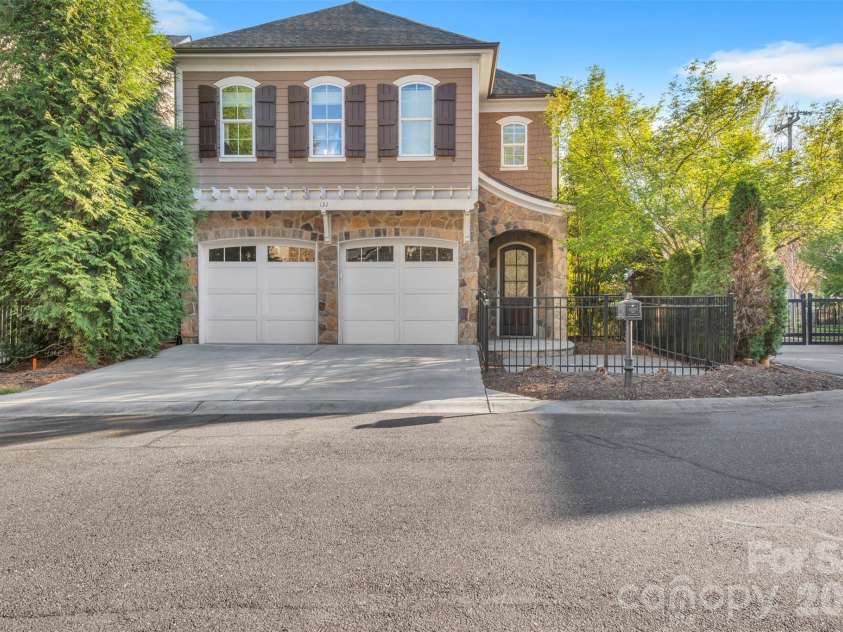 131 Boyce Road, Charlotte, NC 28211.  MLS# CAR4313027, YatesRealty ID 8671. 
