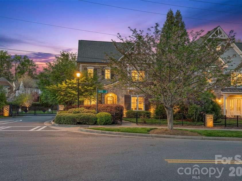 131 Boyce Road, Charlotte, NC 28211.  MLS# CAR4313027, YatesRealty ID 8671. 